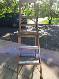 lot 9 image: An Aluminum Ladder