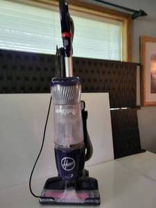 lot 101 image: Hoover Wind Tunnel Vacuum