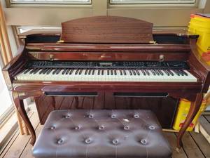 lot 131 image: Suzuki VG-17 Spinet Digital Piano & Padded Piano Bench