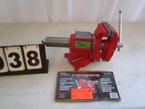 lot 38 image: Real Steel 5 Vise