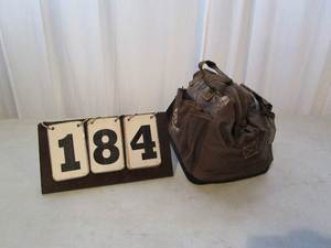 lot 184 image: Realtree Camo Tool-Hunting Bag