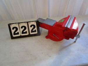 lot 222 image: Real Tree Mechanics Series Bench Vise - 8