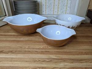 lot 344 image: Set of (3) Vintage Pyrex Americana Cinderella Mixing Bowls