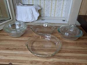 lot 346 image: Assortment of (7) Pyrex Bowls, Round Pie Baking Dishes and More