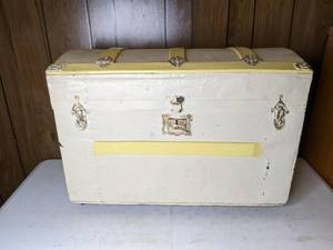 lot 320 image: Lovely Chest on Wheels