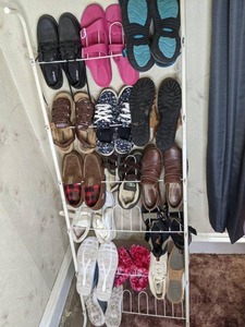 lot 330 image: 15 Pairs of Womens Shoes in Sizes 8W-10 on Over the Door Shoe Rack