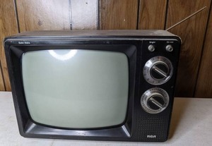 lot 302 image: Vintage 1983 RCA Solid State Television