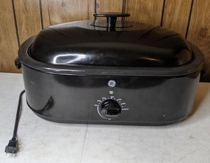 lot 306 image: GE Roaster Oven Holds up to 18 Lb. Turkey
