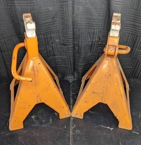 lot 51 image: Pair of Alltrade 6-Ton Jack Stands
