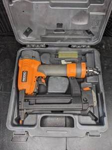 lot 108 image: Ridgid R150FSA Pneumatic 18-Gauge 1-12 Finish Crown Stapler & Case