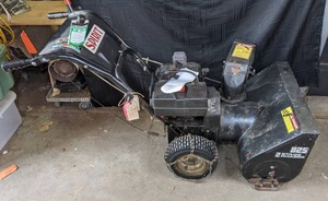 lot 7 image: Spirit 825 Snowblower
