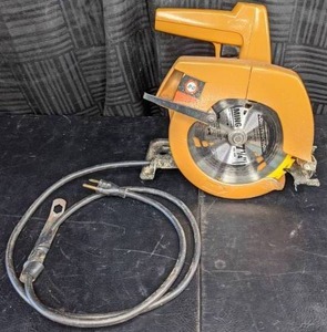 lot 71 image: Black & Decker 7.25 Circular Saw