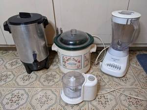 lot 207 image: Assortment of (4) Kitchen Appliances Black & Decker Food Chopper, West Bend Coffee Urn, 3 12 QT. Crock Pot and Hamilton Beach 10 Speed Blender
