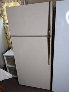 lot 19 image: Kenmore RefrigeratorFreezer Combo