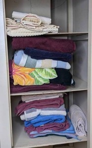 lot 338 image: Assortment of Hand and Bath Towels