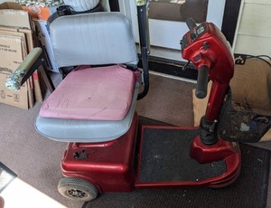 lot 9 image: Rally All Purpose IndoorOutdoor Scooter