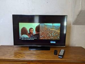 lot 380 image: Samsung 32 Full HD Flat Smart TV with Remote