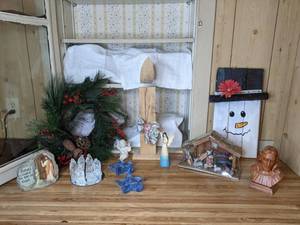 lot 377 image: Assorted ChristianChristmas Decor (Nativity Sets, Angels, Wreath, Snowman, and more)