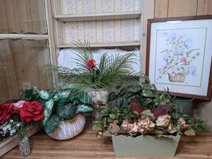 lot 217 image: Collection of Artificial Floral Baskets, Vases and Art