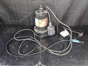 lot 422 image: Simer Submersible Thermoplastic Sump Pump, 12 HP