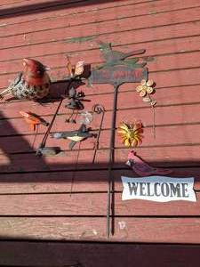 lot 405 image: Collection of Bird Themed Garden Stakes and Dcor