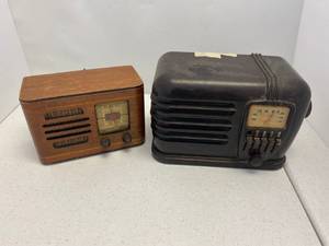 lot 76 image: Group Of Vintage Radios Including Philco (Untested)