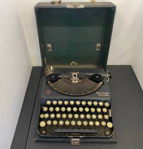 lot 80 image: Vintage Remington Portable Typewriter