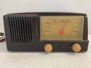 lot 85 image: Vintage General Electric Radio (Works)