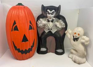 lot 148 image: Group Of Vintage Halloween Blow Molds