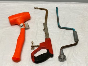 lot 5 image: LARGE ORANGE HAMMER, 12 SPEED RACHET AND SAW HANDLE