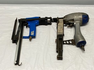 lot 20 image: 2 STAPLE GUNS BLUE AND GRAY