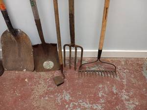 lot 27 image: 9 ASSORTED GARDENING TOOLS