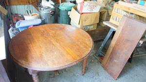 lot 10 image: Antique round wood table with two additional leaves