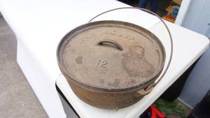 lot 14 image: Antique #12 covered hanging cast-iron pot made in the USA