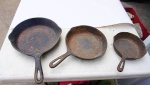 lot 17 image: Griswold and Taiwan cast iron frying pans