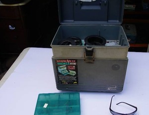 lot 20 image: Portable tackleboxcraft organizer and contents