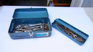 lot 21 image: Metal toolbox with contents included