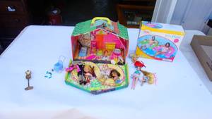 lot 32 image: Vintage doll house carrying case with contents, sit and float new in box
