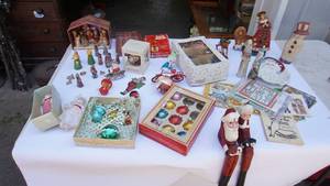 lot 37 image: Miscellaneous Christmas decor including large wire basket