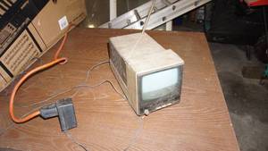 lot 67 image: Vintage 1987 Panasonic portable TV
