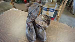 lot 71 image: Cowboy boots looks to be mens size 11 12