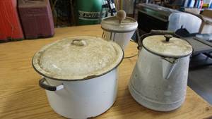 lot 78 image: Vintage porcelainenamelware etc.