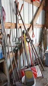 lot 98 image: Mixed lot of snow shovels gardening shovels gardening tools etc.