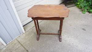 lot 85 image: Antique occasional table with drawer measuring 30 x 19 x 28 tall