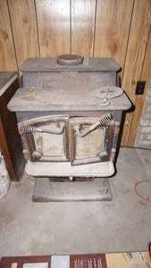 lot 113 image: Antique wood burning stove approximately 25 x 30 x 35 tall