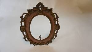 lot 125 image: Very heavy antique brass 13 inch oval sconce table top frame