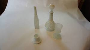 lot 141 image: Collection of white milk glassporcelain glass