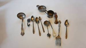 lot 153 image: Miscellaneous lot of silver trinkets etc.