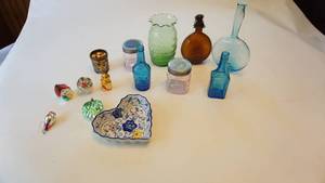 lot 157 image: Miscellaneous colored glass pieces, five vintage glass Christmas Ornaments etc.