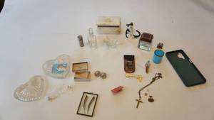 lot 161 image: Miscellaneous lot of assorted trinket cases, porcelain cat, iPhone case, earrings etc.
